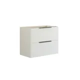 Badezimmer-Inspiration mit weißem Waschtischunterschrank mit eleganten Rillen und schönem Waschbecken, weißen Marmorwänden und -böden für einen hellen und modernen Look.