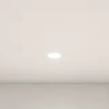 Badezimmerinspiration mit hellen Eichenmöbeln mit Lamellen, elegantem Doppelwaschbecken, schönem Spiegelschrank mit Licht, Fischgrätboden und weißer Marmorwand für ein klassisches, helles Aussehen.