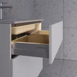 Rohes und modernes Badezimmer im urbanen Stil. Schöne Waschtischunterschränke und runde Spiegel mit schwarzer Zierleiste