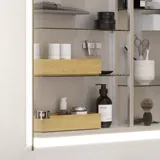 Großes Badezimmer im modernen und minimalistischen Stil mit weißen Möbeln, schwarzer Arbeitsplatte, quadratischen Waschbecken, Spiegelschränken mit Licht, Walk-in-Dusche