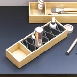 Große Badezimmer-Inspiration mit Waschtischunterschränken und braunen Eichendielen, freistehender Badewanne, und quadratischen Spiegeln mit Beleuchtung, elegante Doppelwaschbecken sorgt für einen modernen und symmetrischen Look