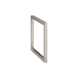 Badezimmer Inspiration im nordischen Stil mit Waschtischunterschrank und Unterschränken aus geräucherter Eiche, Schminkplatz, seitlich montiertem Waschbecken, rundem Spiegel mit Messingrahmen und sichtbaren charmanten Holzbalken.