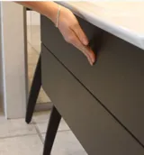 Elegante und moderne Badezimmer Inspiration mit dunklen Marmorwänden, runden beleuchteten Spiegeln mit schwarzem Rahmen, wandmontiertem Waschtischunterschrank mit Doppelwaschbecken und geräumiger Duschnische