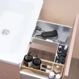 Stilvolle Badezimmer Inspiration mit beigem Waschtischunterschrank mit Innenschublade, Oberschrank, offenem Regal, ovalem Spiegel mit Beleuchtung, passenden Pendelleuchten, Regal unter dem Spiegel und wandhängendem WC