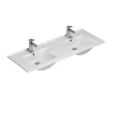 Großes Badezimmer mit einem Waschtisch in warmer Eiche, elegantem Doppelwaschbecken, schönem Spiegelschrank und Duschabtrennung, grünen Fischgrätfliesen für einen raffinierten Look.