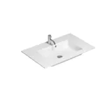 Stilvolle Badezimmer Inspiration mit beigem Waschtischunterschrank mit Innenschublade, Oberschrank, offenem Regal, ovalem Spiegel mit Beleuchtung, passenden Pendelleuchten, Regal unter dem Spiegel und wandhängendem WC