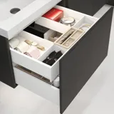 Stilvolle Badezimmer Inspiration mit beigem Waschtischunterschrank mit Innenschublade, Oberschrank, offenem Regal, ovalem Spiegel mit Beleuchtung, passenden Pendelleuchten, Regal unter dem Spiegel und wandhängendem WC