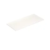 Badezimmer mit schräger Decke, beige Möbel mit Rillen, elegante Arbeitsplatte und quadratisches Waschbecken, schöner Spiegel mit Regalen, blaue Wände, große Fenster und schwarzer Fischgrätboden für ein helles, urbanes Aussehen.