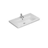 Badezimmer-Inspiration mit roten Wänden, sanft geformtem roten Waschtischunterschrank und Hochschrank, elegantem weißen Waschbecken und schönem ovalem Spiegel mit Beleuchtung, die zusammen mit der natürlichen Umgebung ein Vintage-Flair schaffen