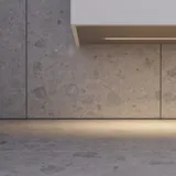 Stilvolle und minimalistische Badezimmereinspiration mit Mikro-Waschtisch und kleinem Waschtischschrank, quadratischem Spiegel mit abgerundeten Ecken und Lampe sowie elegantem Spiegelschrank.