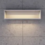 Kleines, stilvolles Badezimmer mit dunkelblauen Wänden, weichen gelben Badezimmermöbeln mit Rillen und elegantem rundem Spiegel mit Lampe.