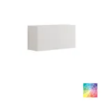 Kleines, stilvolles Badezimmer mit dunkelblauen Wänden, weichen gelben Badezimmermöbeln mit Rillen und elegantem rundem Spiegel mit Lampe.