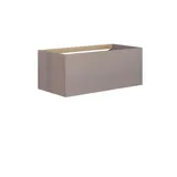 Kleine Badezimmer-Inspiration mit maßgefertigter Arbeitsplatte, eleganter blauer Aufsatzwaschbecken und quadratischem Zierspiegel, der einen hellen und modernen Raum schafft.