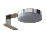 Kleine Badezimmer-Inspiration mit maßgefertigter Arbeitsplatte, eleganter blauer Aufsatzwaschbecken und quadratischem Zierspiegel, der einen hellen und modernen Raum schafft.