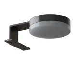 Großes und helles Badezimmer im minimalistischen Stil mit sanften Pastellfarben und eleganten grünen Nuancen, stilvollem runden Spiegel und moderner Einrichtung