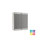 Romantische Badezimmer Inspiration mit Spiegelschrank, der praktische und anmutige Aufbewahrungslösungen bietet, doppelte Aufsatzwaschbecken auf einer Steinplatte.