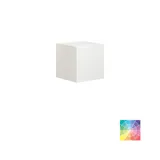 Großes und helles Badezimmer im minimalistischen Stil mit sanften Pastellfarben und eleganten grünen Nuancen, stilvollem runden Spiegel und moderner Einrichtung