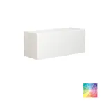 Großes und helles Badezimmer im minimalistischen Stil mit sanften Pastellfarben und eleganten grünen Nuancen, stilvollem runden Spiegel und moderner Einrichtung