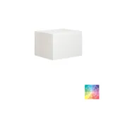 Romantische Badezimmer Inspiration mit Spiegelschrank, der praktische und anmutige Aufbewahrungslösungen bietet, doppelte Aufsatzwaschbecken auf einer Steinplatte.