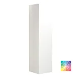 Großes und stilvolles Badezimmer mit Badezimmermöbeln in hellblauen Farben und nordischem Stil