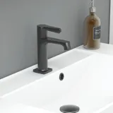 Stilvolle Badezimmer Inspiration mit beigem Waschtischunterschrank mit Innenschublade, Oberschrank, offenem Regal, ovalem Spiegel mit Beleuchtung, passenden Pendelleuchten, Regal unter dem Spiegel und wandhängendem WC