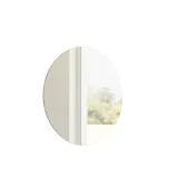 Minimalistische und stilvolle Badezimmer Inspiration mit Waschtischunterschrank, Unterschränken und Hochschränken aus goldener Eiche, großem rundem Spiegel mit Lichtsteuerung, farbigem WC und Aufsatzwaschbecken