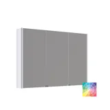 Große Badezimmerinspiration im nordischen Stil mit Badezimmerschränken in hellblauer Farbe und Holzarbeitsplatte mit elegantem Aufsatzwaschbecken, Fischgrät-Holzboden, der einen hellen und klassischen Stil schafft