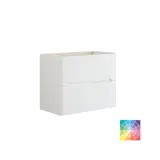 Badezimmer-Inspiration mit roten Wänden, sanft geformtem roten Waschtischunterschrank und Hochschrank, elegantem weißen Waschbecken und schönem ovalem Spiegel mit Beleuchtung, die zusammen mit der natürlichen Umgebung ein Vintage-Flair schaffen