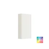 Große Badezimmerinspiration im nordischen Stil mit Badezimmerschränken in hellblauer Farbe und Holzarbeitsplatte mit elegantem Aufsatzwaschbecken, Fischgrät-Holzboden, der einen hellen und klassischen Stil schafft