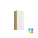 Badezimmerinspiration mit grünen Möbeln in Sonderfarbe mit Seiten aus naturbelassener Eiche, eleganten Rillen, stilvoller Arbeitsplatte mit ovalem Aufsatzwaschbecken, schönem ovalem Spiegel und Blumenmuster-Tapete für ein anmutiges, Retro-Aussehen.