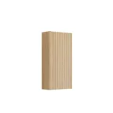 Badezimmerinspiration mit hellen Eichenmöbeln mit Lamellen, elegantem Doppelwaschbecken, schönem Spiegelschrank mit Licht, Fischgrätboden und weißer Marmorwand für ein klassisches, helles Aussehen.