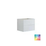 Badezimmer mit schräger Decke, beige Möbel mit Rillen, elegante Arbeitsplatte und quadratisches Waschbecken, schöner Spiegel mit Regalen, blaue Wände, große Fenster und schwarzer Fischgrätboden für ein helles, urbanes Aussehen.