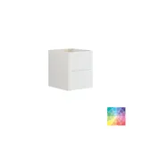 Badezimmer mit schräger Decke, beige Möbel mit Rillen, elegante Arbeitsplatte und quadratisches Waschbecken, schöner Spiegel mit Regalen, blaue Wände, große Fenster und schwarzer Fischgrätboden für ein helles, urbanes Aussehen.