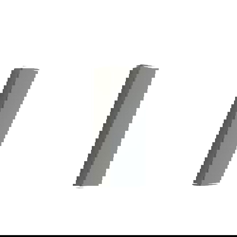 Badezimmer mit schrägen Wänden, grauem Waschtisch und Oberschrank, maßgefertigte Arbeitsplatten, modernes quadratisches Aufsatzwaschbecken, quadratischer Spiegel mit Beleuchtung, rohe Betonwände und -böden verleihen einen urbanen Ausdruck