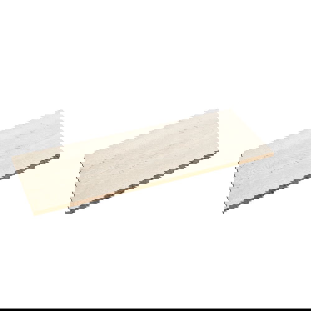 Große Badezimmerinspiration im nordischen Stil mit Badezimmerschränken in hellblauer Farbe und Holzarbeitsplatte mit elegantem Aufsatzwaschbecken, Fischgrät-Holzboden, der einen hellen und klassischen Stil schafft