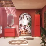 Badezimmer-Inspiration mit roten Wänden, sanft geformtem roten Waschtischunterschrank und Hochschrank, elegantem weißen Waschbecken und schönem ovalem Spiegel mit Beleuchtung, die zusammen mit der natürlichen Umgebung ein Vintage-Flair schaffen