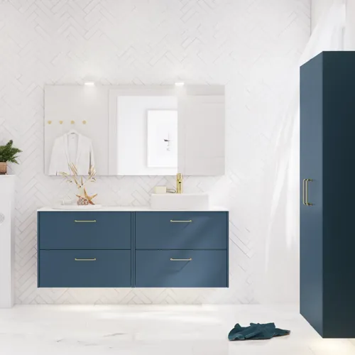 Badezimmer Inspiration mit Badezimmerschränken in moderner blauer Farbe, eleganter Aufsatzwaschbecken und großem quadratischem Spiegel mit Licht, weiße Fischgrätfliesen sorgen für einen stilvollen und klassischen Look