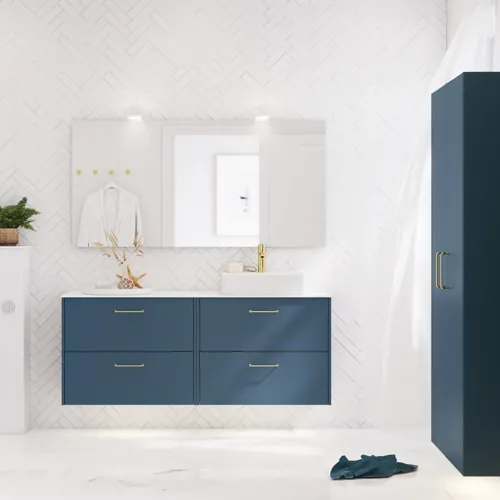 Badezimmer Inspiration mit Badezimmerschränken in moderner blauer Farbe, eleganter Aufsatzwaschbecken und großem quadratischem Spiegel mit Licht, weiße Fischgrätfliesen sorgen für einen stilvollen und klassischen Look