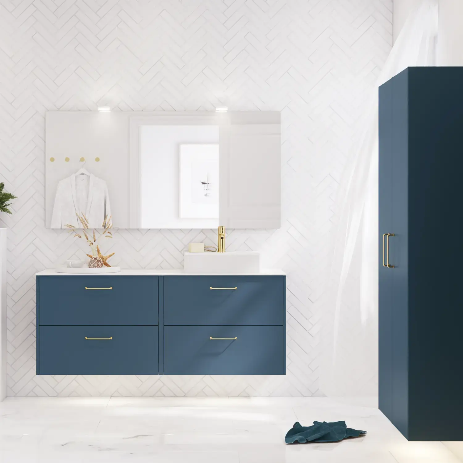 Badezimmer Inspiration mit Badezimmerschränken in moderner blauer Farbe, eleganter Aufsatzwaschbecken und großem quadratischem Spiegel mit Licht, weiße Fischgrätfliesen sorgen für einen stilvollen und klassischen Look