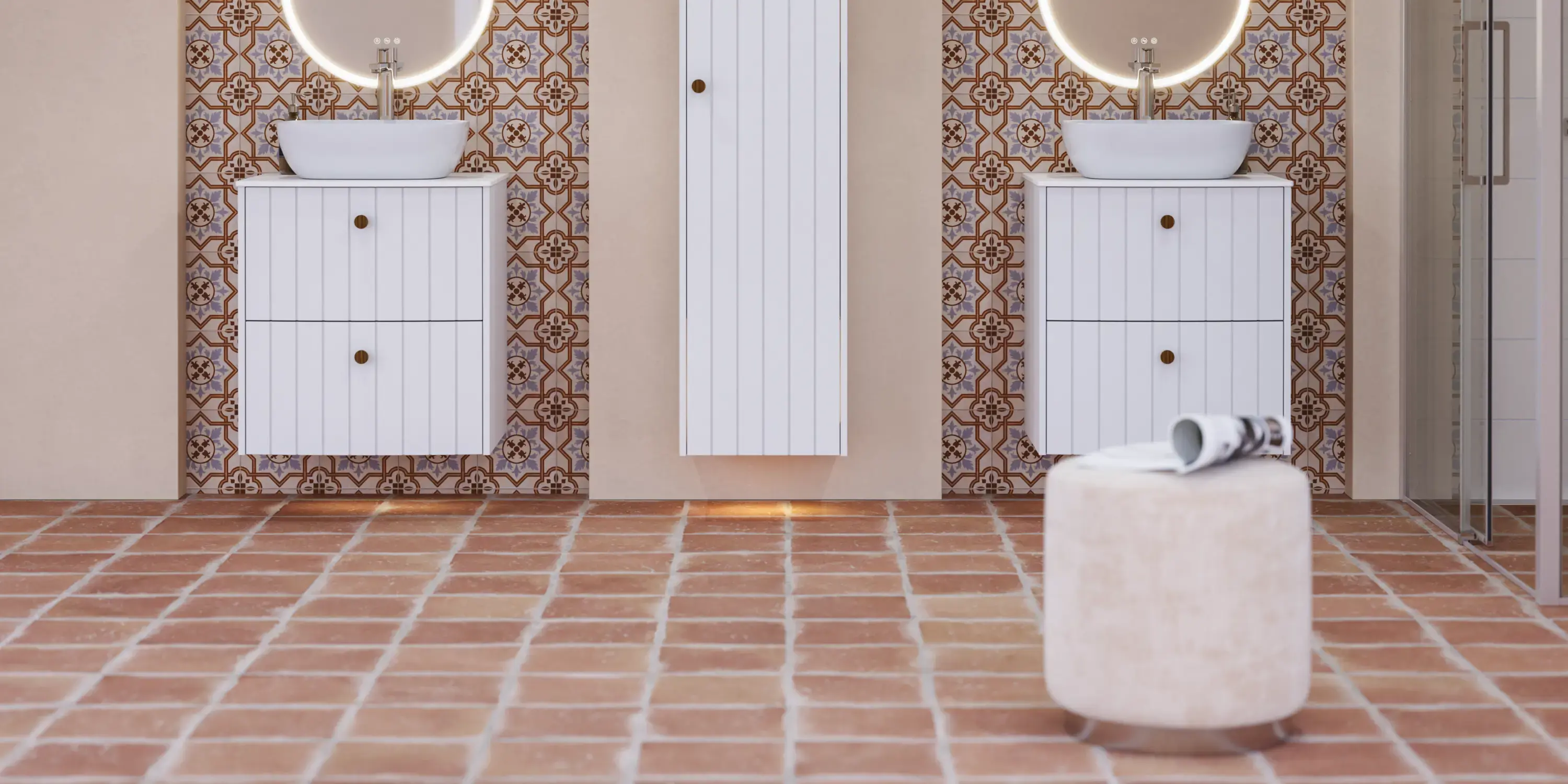 Große Badezimmerinspiration mit weißen Möbeln mit Rillen, eleganten Arbeitsplatten und Aufsatzwaschbecken, ovalen Spiegeln mit Beleuchtung, sichtbaren Balken und gemusterten Fliesen verleihen einen Vintage- und stilvollen Ausdruck