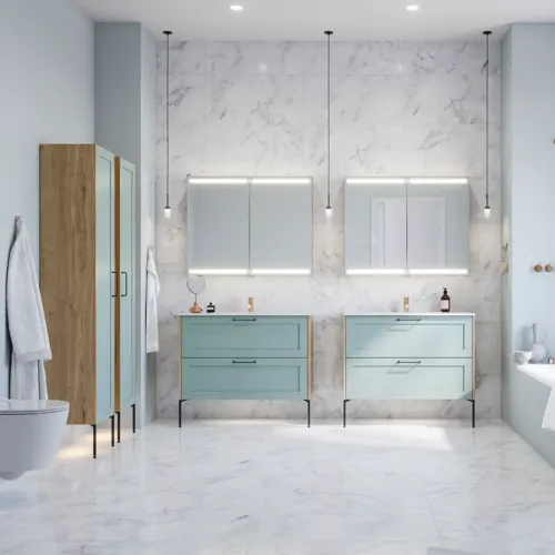 Große Badezimmerinspiration mit hellblauen Möbeln, eleganten Spiegelschränken und großen Marmorfliesen für einen klassischen, modernen Look