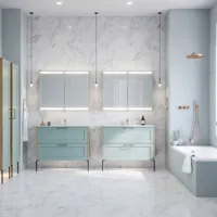 Große Badezimmerinspiration mit hellblauen Möbeln, eleganten Spiegelschränken und großen Marmorfliesen für einen klassischen, modernen Look