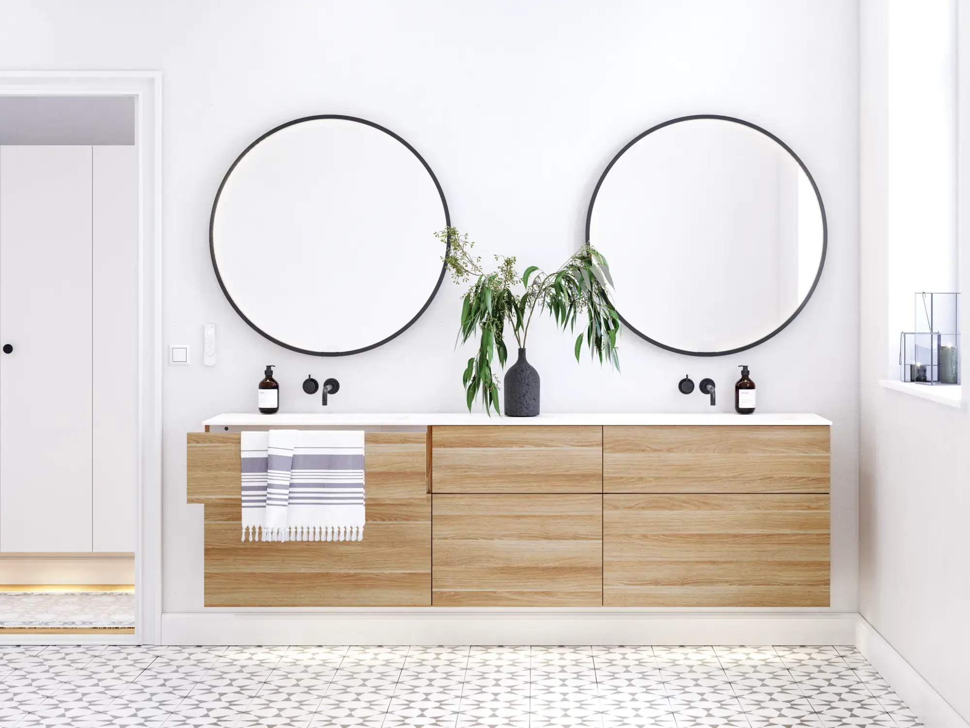 Nordisches Badezimmer aus Holz mit schönen runden Spiegeln mit schwarzen Kanten und viel Stauraum in den Badezimmermöbeln