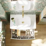 Badezimmerinspiration mit grünen Möbeln in Sonderfarbe mit Seiten aus naturbelassener Eiche, eleganten Rillen, stilvoller Arbeitsplatte mit ovalem Aufsatzwaschbecken, schönem ovalem Spiegel und Blumenmuster-Tapete für ein anmutiges, Retro-Aussehen.
