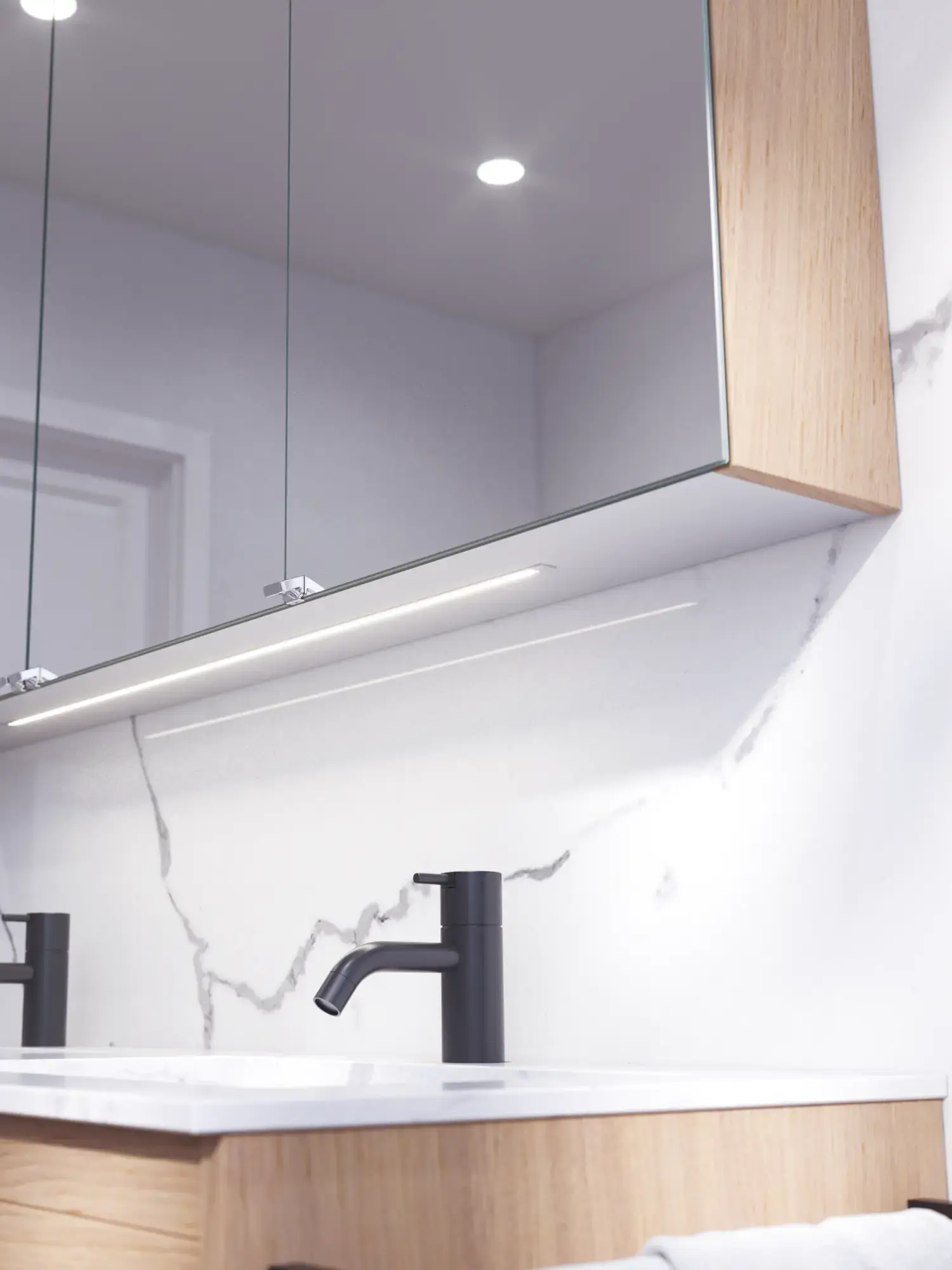 Badezimmerinspiration mit hellen Eichenmöbeln mit Lamellen, elegantem Doppelwaschbecken, schönem Spiegelschrank mit Licht, Fischgrätboden und weißer Marmorwand für ein klassisches, helles Aussehen.