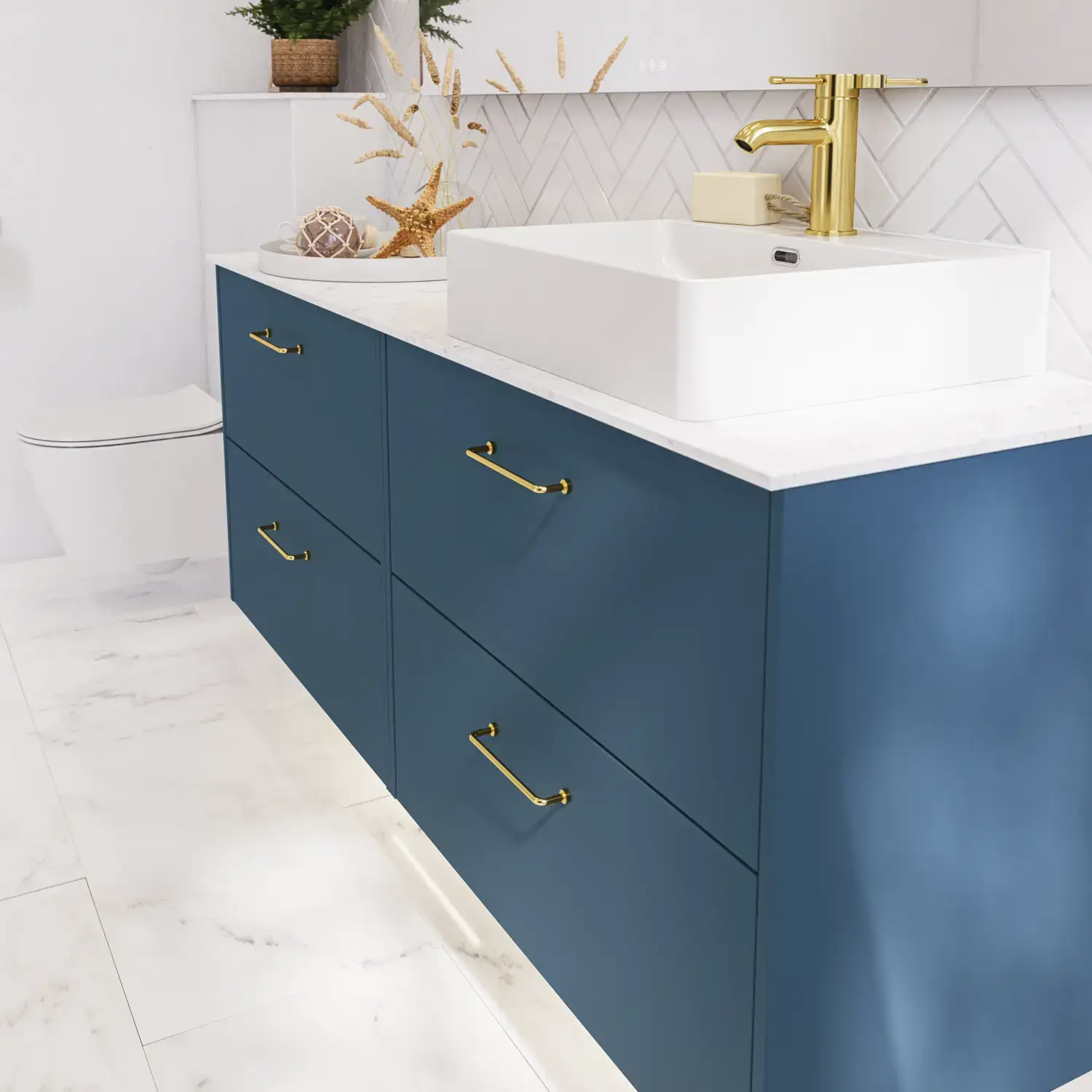 Badezimmer Inspiration mit Badezimmerschränken in moderner blauer Farbe, eleganter Aufsatzwaschbecken und großem quadratischem Spiegel mit Licht, weiße Fischgrätfliesen sorgen für einen stilvollen und klassischen Look