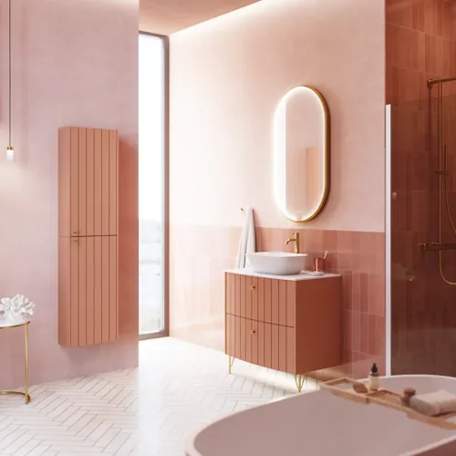 Großes Vintage-Badezimmer mit terrakottafarbenem Waschtisch, Aufsatzwaschbecken, ovalem Spiegel mit Messingrand, rosa und grauen Fliesen, romantisch und feminin