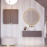 Inspiration für ein Badezimmer mit maßgefertigten lila Schränken mit eleganten Rillen, stilvoller Arbeitsplatte und freistehendem Waschbecken, großem Spiegel mit Messingrand, Fliesen und Wände in lila Nuancen verleihen einen romantischen Look