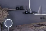 Inspiration für ein großes Badezimmer mit grauem Waschtischunterschrank mit integriertem Griff, stilvollem, seitlich montiertem Waschbecken, quadratischem Spiegel mit abgerundeten Ecken, Wänden in Betonoptik und rohen Materialien für einen urbanen Look