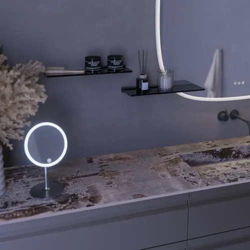 Inspiration für ein großes Badezimmer mit grauem Waschtischunterschrank mit integriertem Griff, stilvollem, seitlich montiertem Waschbecken, quadratischem Spiegel mit abgerundeten Ecken, Wänden in Betonoptik und rohen Materialien für einen urbanen Look